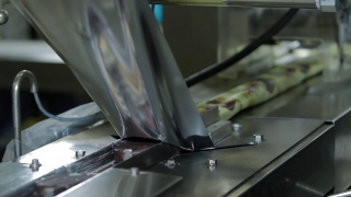 冰淇淋在巧克力釉包装生产线上。一根巧克力糖衣棒上的冰淇淋。冰淇淋工厂的巧克力釉。视频素材模板下载