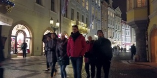 布拉格游客在老城的夜晚漫步
