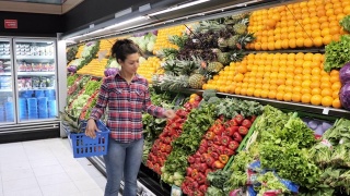 迷人的单身拉丁人购买新鲜水果和蔬菜视频素材模板下载