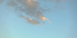 无人机在天空中映衬着美丽的云彩。军用无人机背景的彩色天空