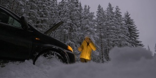汽车在第一场雪中抛锚了。紧急照明设备。在恶劣的天气下，汽车会在偏僻的地方抛锚。汽车保险。一个女人在路上。