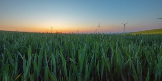 运动延时拍摄的风力涡轮机旋转在农村的日出