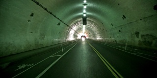开车穿过洛杉矶的隧道