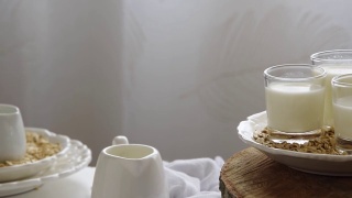 新鲜燕麦牛奶饮料。健康营养成分，乳制品主题视频素材模板下载