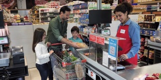 拉丁家庭在超市购物——单身父亲带着两个孩子购物