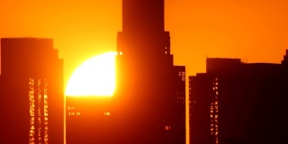 太阳从洛杉矶市中心后面升起