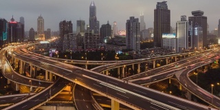天桥和城市交通高峰时段的全景鸟瞰图，从白天到晚上/上海，中国