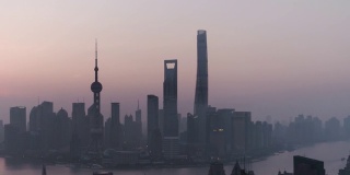 T/L PAN鸟瞰图上海天际线在黎明，从夜晚到白天/上海，中国