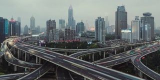 T/L ZO鸟瞰图立交桥和城市交通高峰时间，从白天到晚上/上海，中国