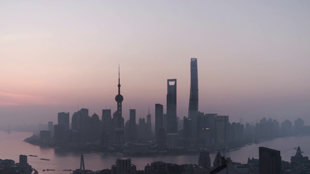 T/L鸟瞰图上海天际线在黎明，从夜晚到白天/上海，中国