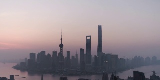 T/L鸟瞰图上海天际线在黎明，从夜晚到白天/上海，中国