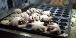 大鱿鱼饺子油炸小吃，章鱼烧，日本食物。