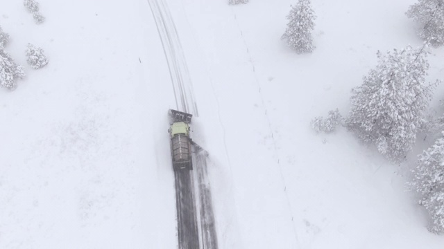 图片:在美国农村，一辆铲雪车在清理积雪的道路。