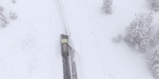 图片:在美国农村，一辆铲雪车在清理积雪的道路。