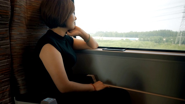 中国北京，高铁中的女性。