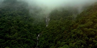 鸟瞰图雾瀑布峡谷与快山河