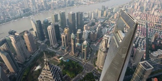 4k时间延时:鸟瞰现代上海城市天际线陆家嘴金融区著名的摩天大楼，交通道路和黄浦江。