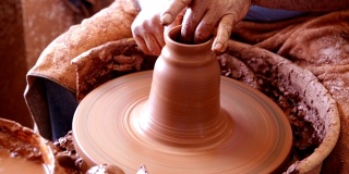 男性手雕刻陶瓷的特写