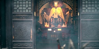 在中国西安的庙里烧香。