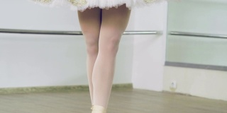 女芭蕾舞者在踮脚在尖头鞋跳舞的脚的特写。4 k
