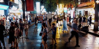 游客们正在西安惠民街参观