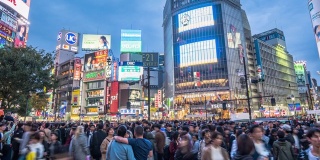4K分辨率的时间推移拥挤的人穿过东京涩谷市，日本著名的地方，东京旅游景点地标，亚洲城市的生活方式