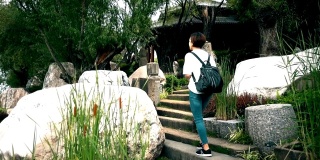女子参观中国西安的中国花园。