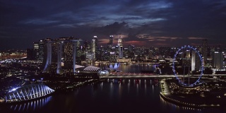 日落时分鸟瞰新加坡标志性的金融商业区