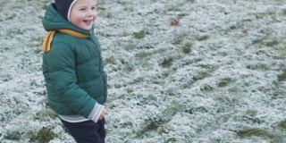 快乐的孩子在冬天的第一场雪上奔跑