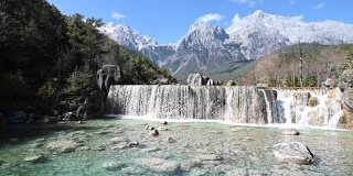 中国云南省丽江玉龙山白水河上的白瀑布
