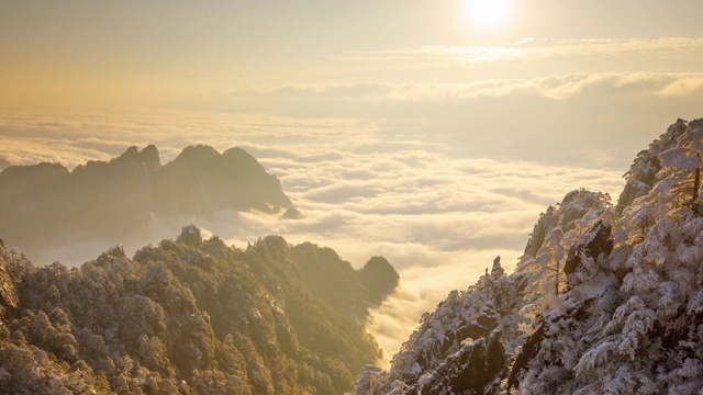 日出的时间流逝，在中国的黄山(黄山)俯瞰一片雾海