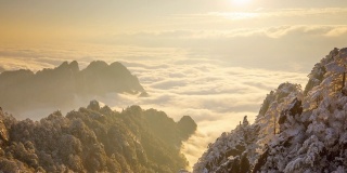 日出的时间流逝，在中国的黄山(黄山)俯瞰一片雾海