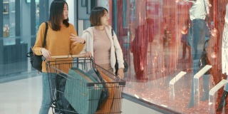 两个年轻女人在一家百货商店购物，慢镜头