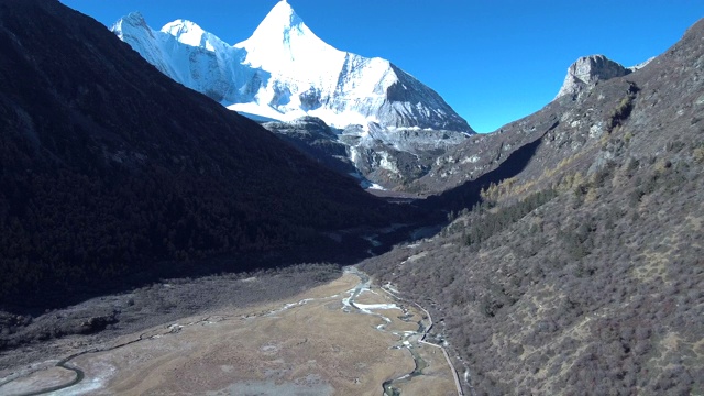 稻城/亚丁自然保护区的Jampayang山