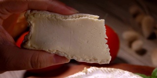 用手指挤一块柔软的山羊奶酪