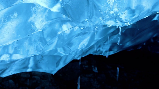 冰岛冰洞的惊人照片