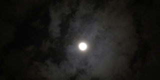 明亮的满月和移动的云背景在晚上，4k镜头，时间流逝。