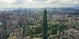 阳光明媚的一天，深圳城市景观著名建筑的空中全景4k倾斜移位中国