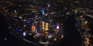 夜光上海市区浦东湾航拍全景4k倾斜转移中国