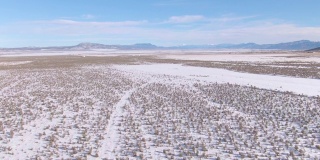 空中摄影:飞过犹他州的雪原，向远处的公路飞去。