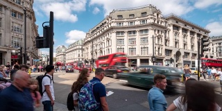 时光流逝:英国伦敦市中心购物街牛津广场上的通勤人群