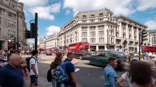 时光流逝:英国伦敦市中心购物街牛津广场上的通勤人群视频素材模板下载