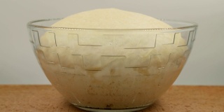 面团在玻璃碗中发酵一段时间。复活节蛋糕面团
