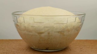 面团在玻璃碗中发酵一段时间。复活节蛋糕面团视频素材模板下载