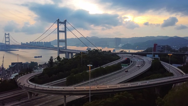 中国香港青衣青马大桥的日落及灯光。