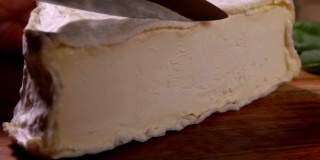 刀切一块绵软美味的山羊奶酪