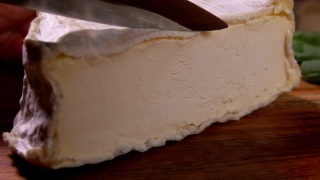 刀切一块绵软美味的山羊奶酪视频素材模板下载