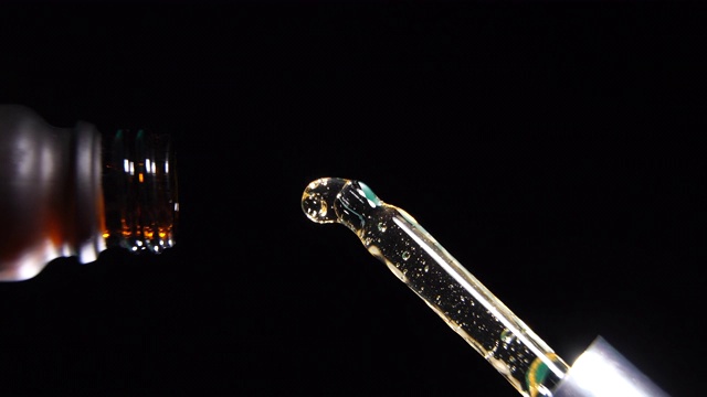 垂直拍摄:油滴从吸液管落进瓶中