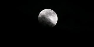满月在漆黑的夜晚，乌云在移动，