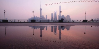 早上在上海外滩放风筝的人们的剪影，中国，4k视频。